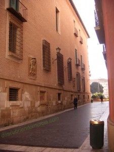 Palacio Episcopal calle Arenal Murcia2 225x300 El balcón de la Reina Isabel en Murcia